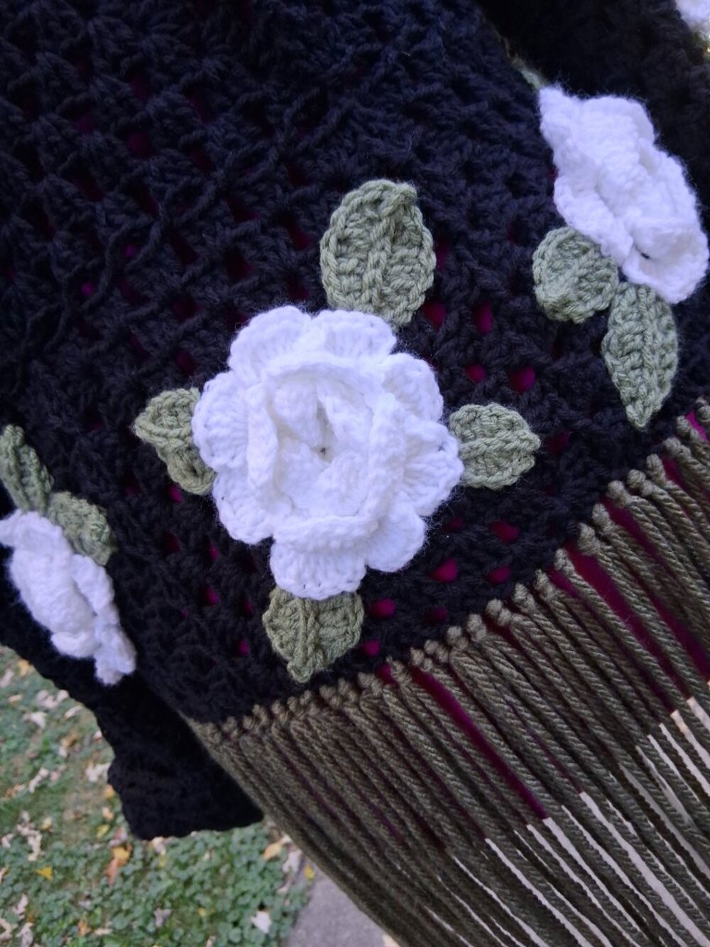 Black Granny Square Fringe with White Roses Sweater and Rose Wrap Necklace L.XL - Picture 9 of 12